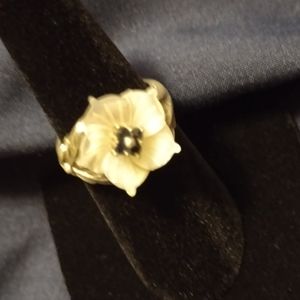 Mother of Pearl Flower Ring
